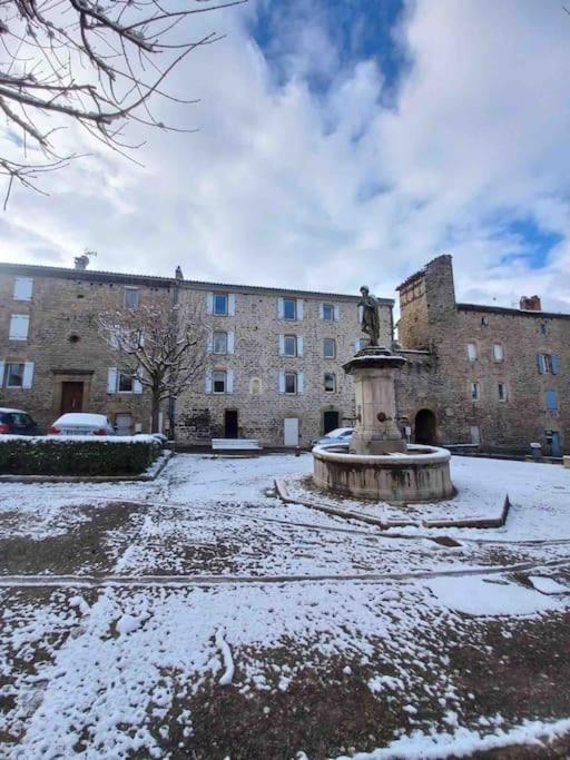 Logement Moderne Au Coeur Du Village Saint-Georges-de-Luzencon Exterior photo